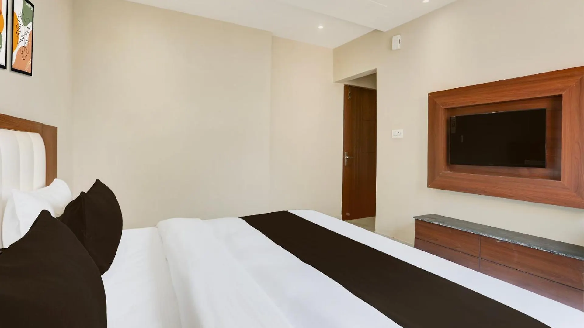 Super Townhouse Taj Nagri Phase 2 Formerly Grand Rivera Tājganj Hotel