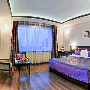 Hotel Delux Plaza By Wb, Tajganj