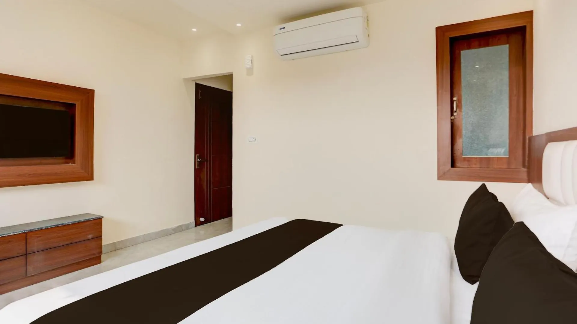 **** Hotel Super Townhouse Taj Nagri Phase 2 Formerly Grand Rivera Tajganj India