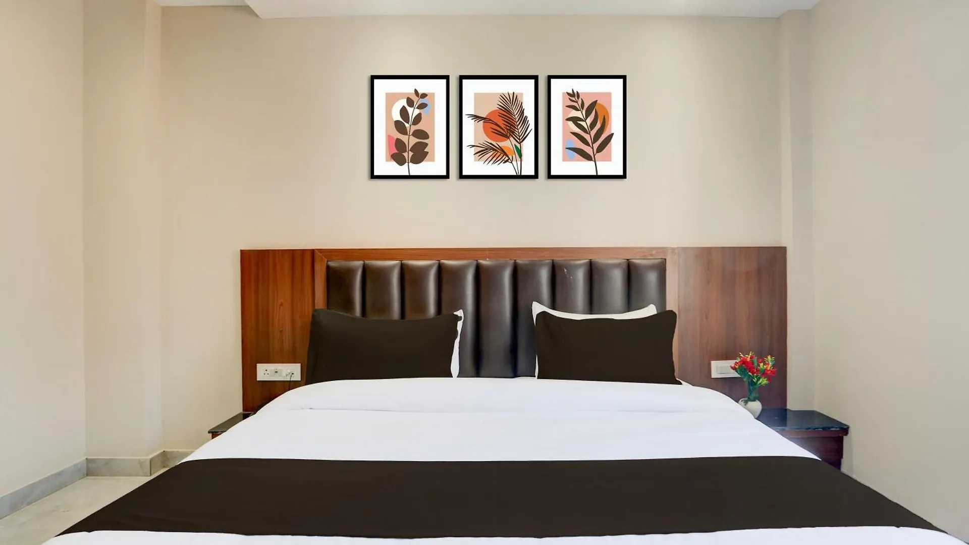 Super Townhouse Taj Nagri Phase 2 Formerly Grand Rivera Tajganj 4*,